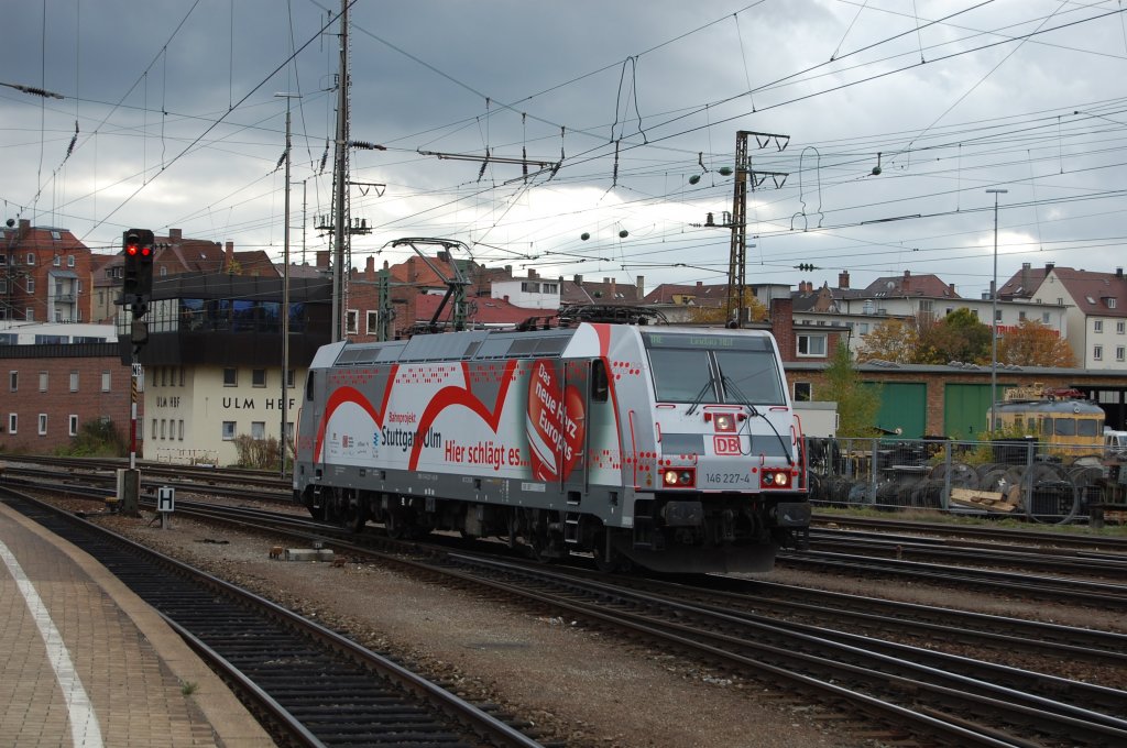 Schon zum 3. Mal fuhr sie mir vor die Linse, die immer noch sehr saubere 146 227-4 des Betriebshofes Stuttgart. Hier konnte ich sie am 26.10.2009 beim Rangieren in Ulm aufnehmen.
