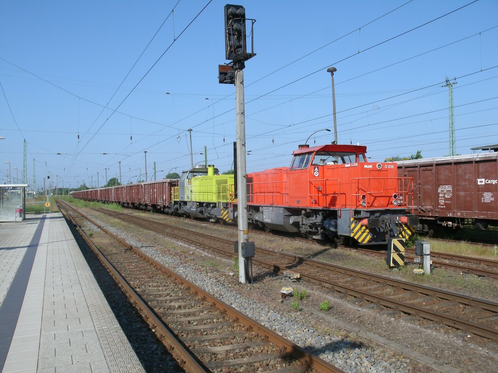 Schon zum dritten Mal in dieser Woche sind die 1507 und die 275 119 in Bergen/Rgen.Nach der Nachtfahrt standen beide Lok`s am 15.Juni 2013 in Bergen/Rgen.