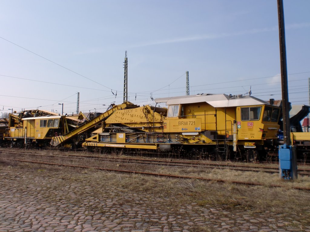 Schotterbettreinigungsmaschine RM 80 der DB Netz Instandsetzung, am 23.03.10 im Bahnhof Guben