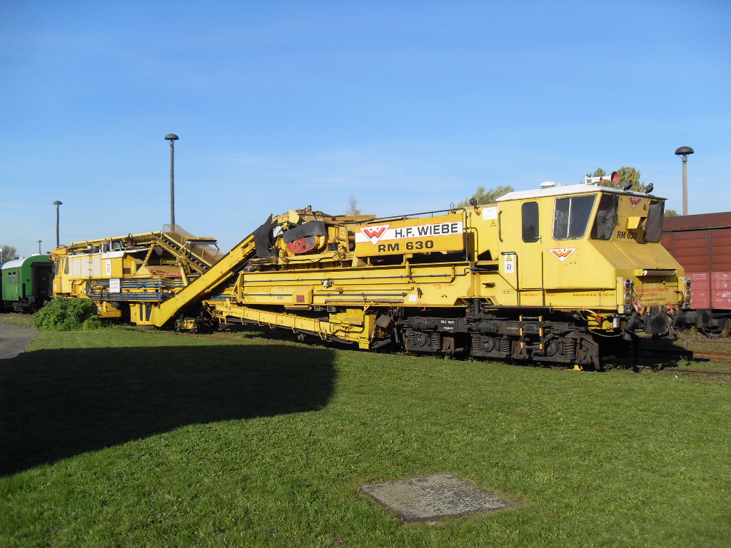 Schotterbettreinigungsmaschine stand am 23.10.2010 auch beim Bw Fest 
von der Firma Wiebe