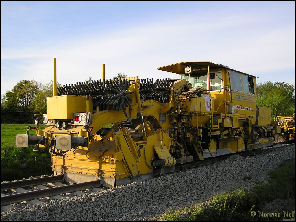 Schotterpflug SSP 110 SW der Firma Wiebe bei seiner Arbeit auf dem Wilhelmshavener Industriegleis. 14/05/2010