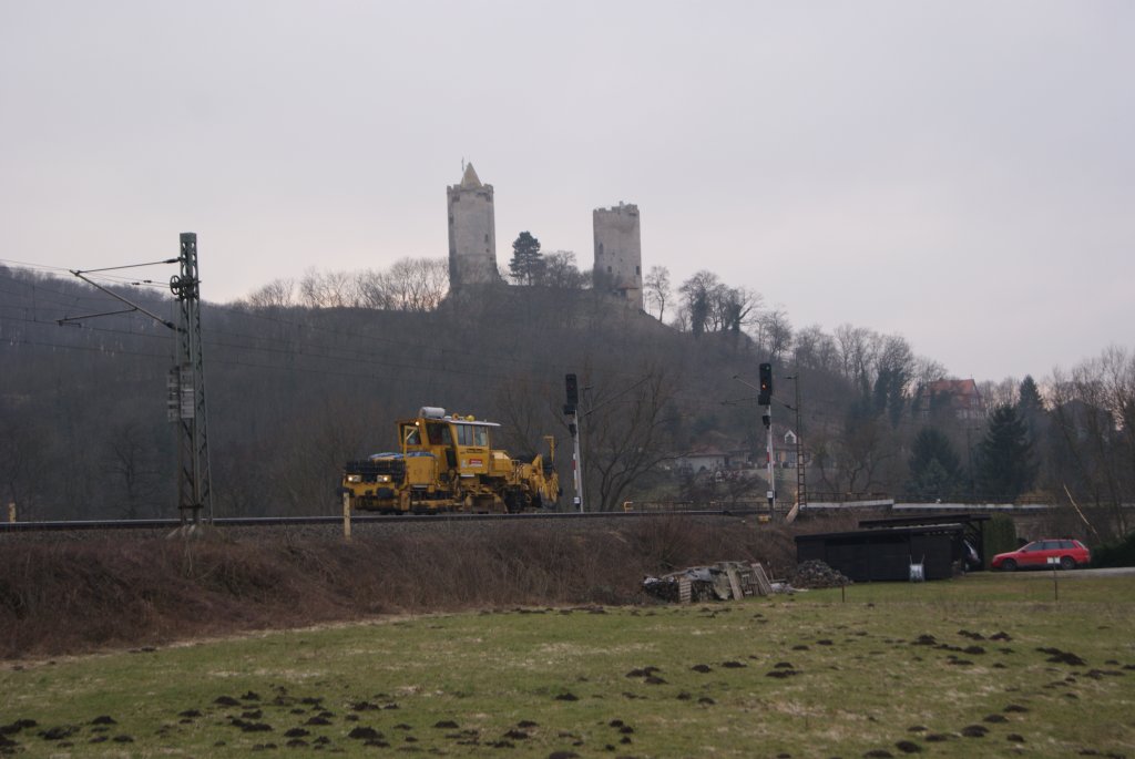 Schotterpflug SSP 441 der Firma Plasser & Theurer im Saaletal an der Burg Saaleck (nhe Bad Ksen) Richtung Naumburg fahrend,14.02.2011