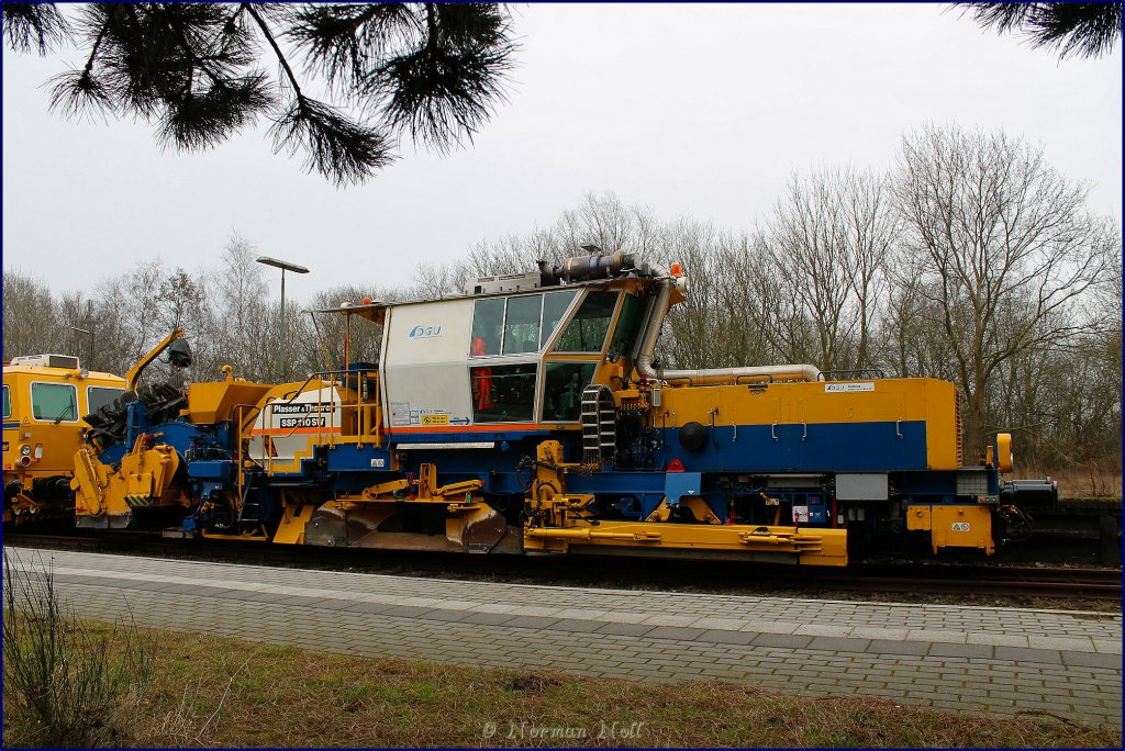 Schotterplaniermaschiene SSP 110 SW der Deutschen Gleisbau Union steht fr den zweigleisigen Ausbau der Strecke OL - WHV abgestellt auf Bahnhof Sande. 03/03/2012