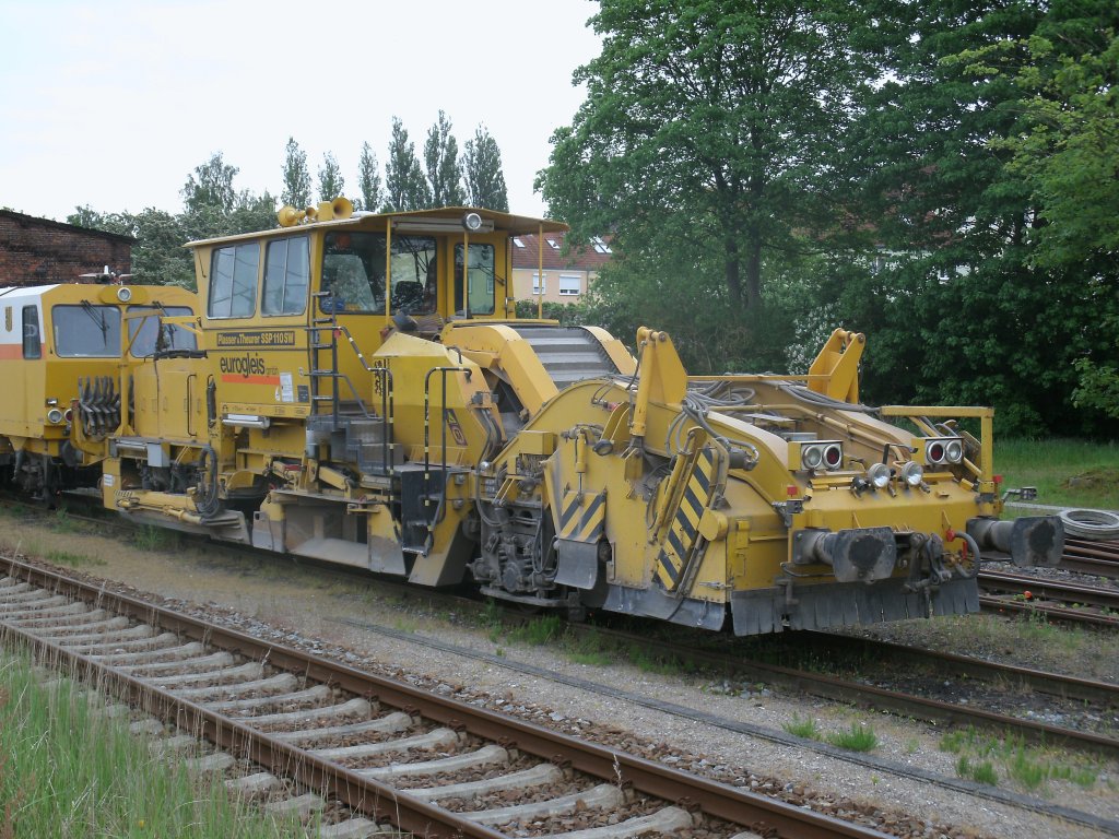 Schotterplaniermaschine SSP110 SW,am 31.Mai 2012,in Bergen/R�gen.