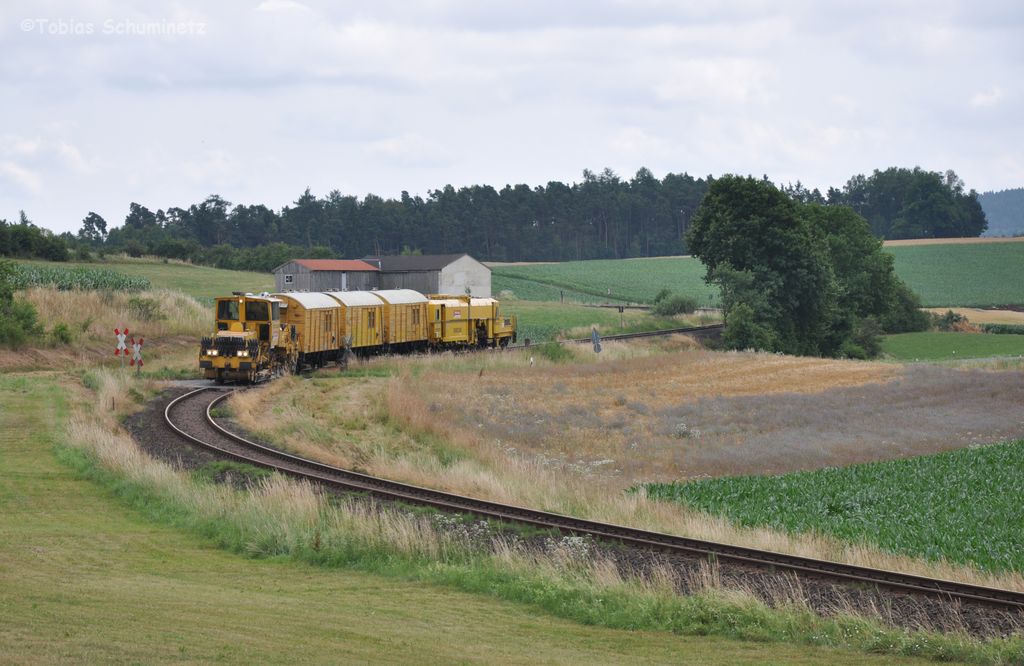 Schotterprofiliermaschine mit Wohnwagen und Stopfmaschine am 01.07.2012 bei der �berf�hrung von der n�chtlichen Baustelle in Hirschau zur n�chsten. Hier bei Burgstall. (Strecke Amberg-Schnaittenbach)

