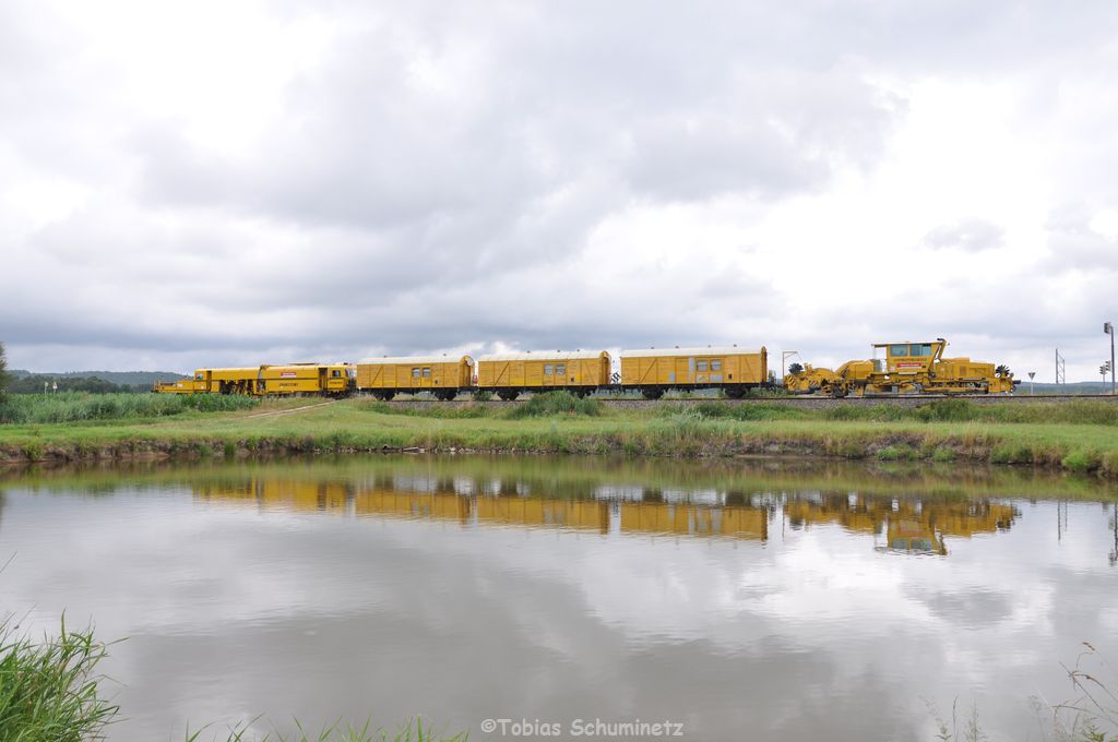 Schotterprofiliermaschine mit Wohnwagen und Stopfmaschine am 01.07.2012 bei der �berf�hrung von der n�chtlichen Baustelle in Hirschau zur n�chsten. Hier bei Schweighof. (Strecke Amberg-Schnaittenbach)

