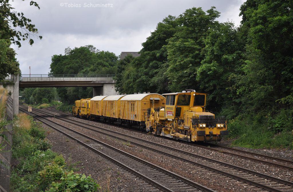 Schotterprofiliermaschine mit Wohnwagen und Stopfmaschine am 01.07.2012 bei der �berf�hrung von der n�chtlichen Baustelle in Hirschau zur n�chsten. Hier in Amberg. (Strecke Amberg-Schnaittenbach)

