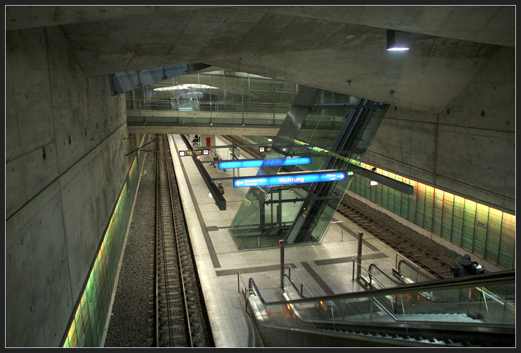 Schräger Aufzug -

U-Bahnhof Bochum Rathaus-Süd. Architekten: Pahl + Weber-Pahl, Fertigstellung: 2006. 

21.03.2010 (M)