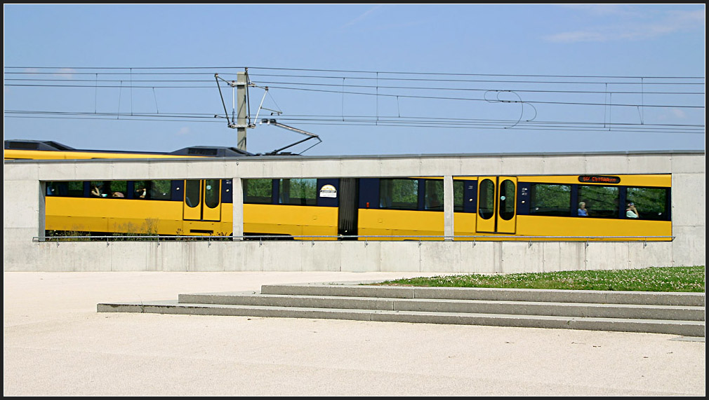 Schräglage - 

Bewusst verdeckt fotografiert habe ich hier den Zug der Linie U7, der hier in Ostfildern Scharnhauser Park hinter dieser Betonmauer vorbeirauscht. Das Bild stammt aus der als ich meine ersten Gehversuche mit einer digitalen Spiegelreflexkamera machte. Wiederholbar ist das Bild so nicht, da die Öffnungen inzwischen mit Glas versehen sind. Bild neu bearbeitet in größerer Auflösung. 

27.07.2005 (M)