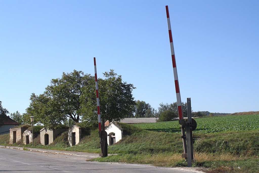 Schranken bei der Einfahrt in den Bf. Wetzleinsdorf mit typischem Weinviertler Hintergrund am 06.Oktober 2012.