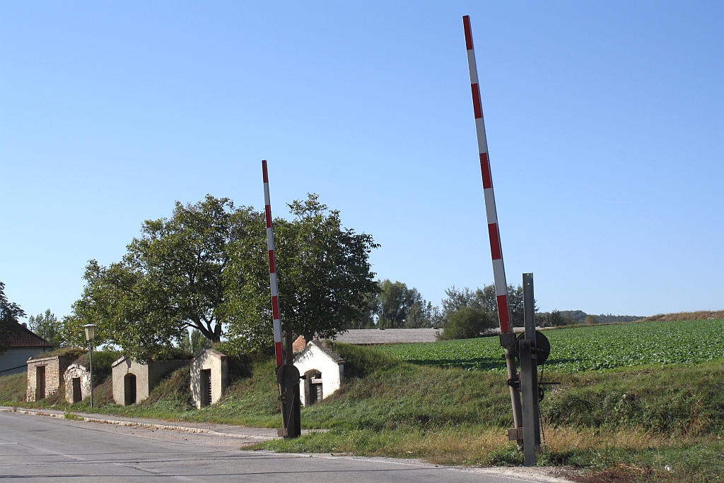 Schranken bei der Einfahrt in den Bf. Wetzleinsdorf mit typischem Weinviertler Hintergrund am 06.Oktober 2012.