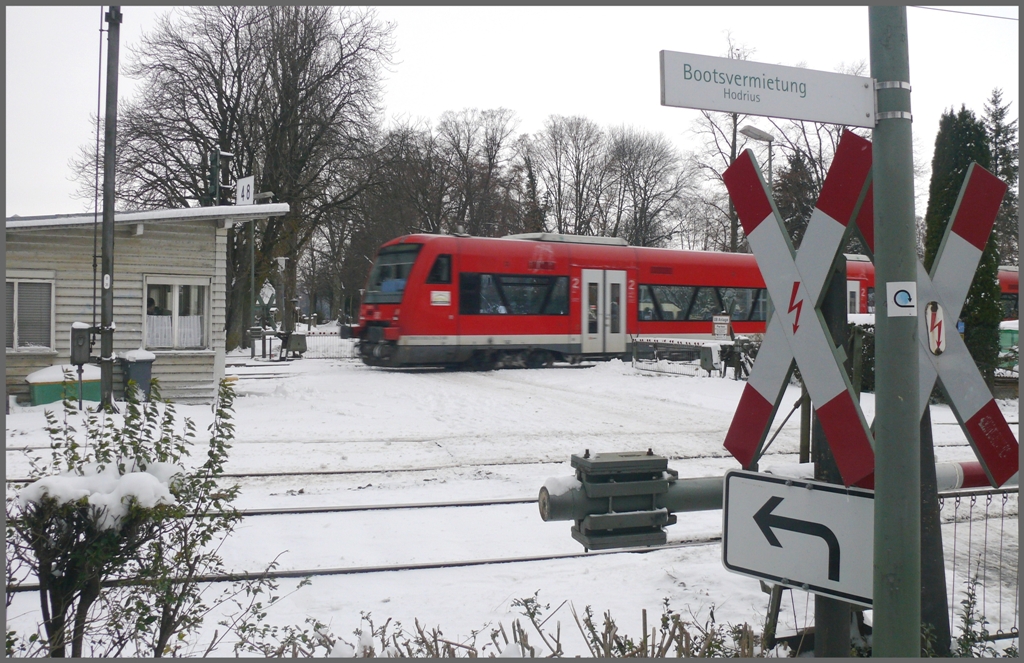 Schrankenposten 48 am Ende des Bodenseedammes in Lindau mit ausfahrendem 650 nach Friedrichshafen. (02.12.2010)