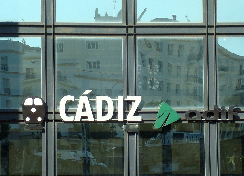 Schriftzug ber dem Eingang des neuen Hauptbahnhofs von Cadiz im Sdwesten Spaniens. Von auen ist das Gebude eher unscheinbar, umso schner von innen! 20.9.2010