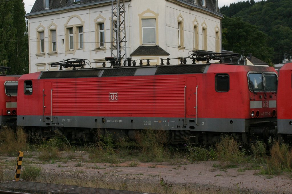 Schrottlok 143 031 steht am 19.8.11 ausgemustert in Trier Hbf.Aus dem Zug fotografiert!!!