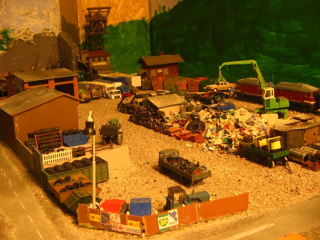 Schrottplatz 2
Im Vordergrund ist das Altreifenlager, im Hintergrund ein in Grn umlackiertes Umschlaggert von Kibri um dem Vorbild von Sennebogen nher zu kommen.