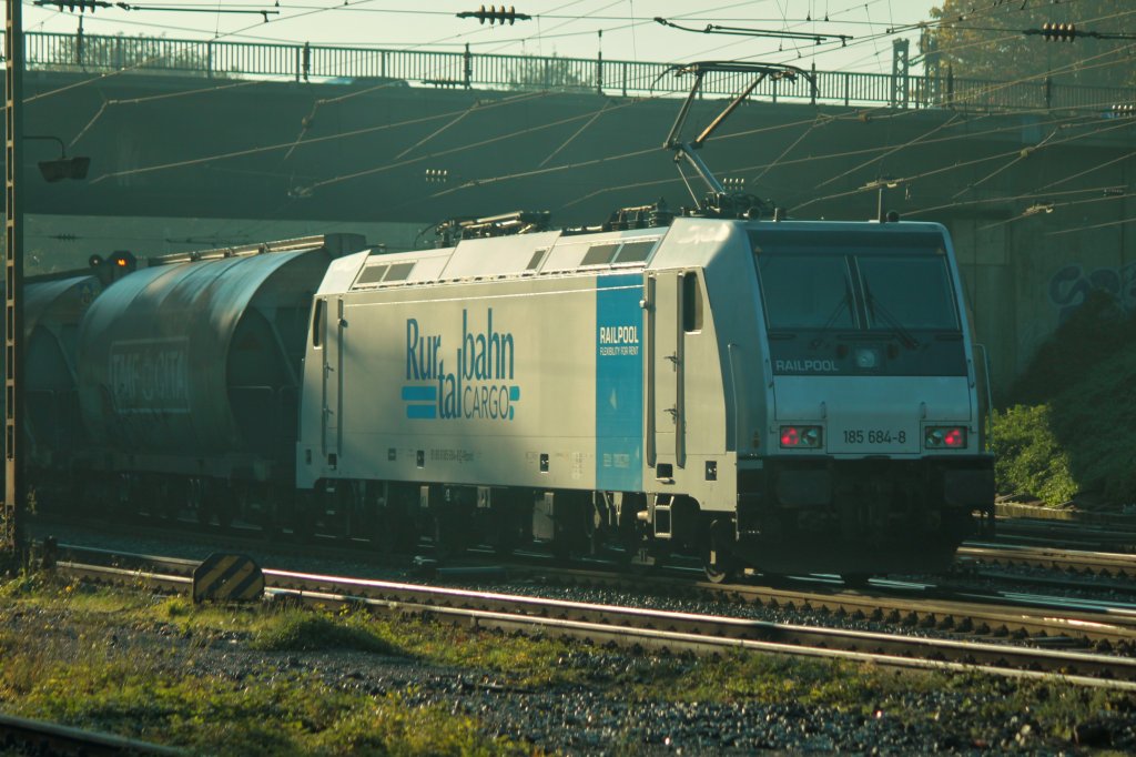 Schubhilfe von 185 684-8, sie drckt einen Getreidezug der von PB17 (Class66) auf der Montzenrampe von Aachen West zum Gemmenicher Tunnel gezogen wird. Beide Loks sind von der Rurtalbahn. 