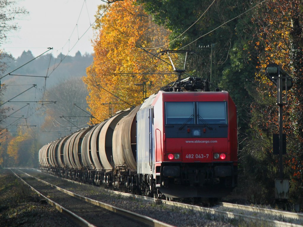 Schubhilfe der SBB auf der Montzenroute. 482 043-7 schiebt die Class66 PB17 von der Rurtalbahn mit einen Getreidezug am 26.11.2011 auf der Rampe von Aachen West nach Belgien bis zum Gemmenicher Tunnel hoch.