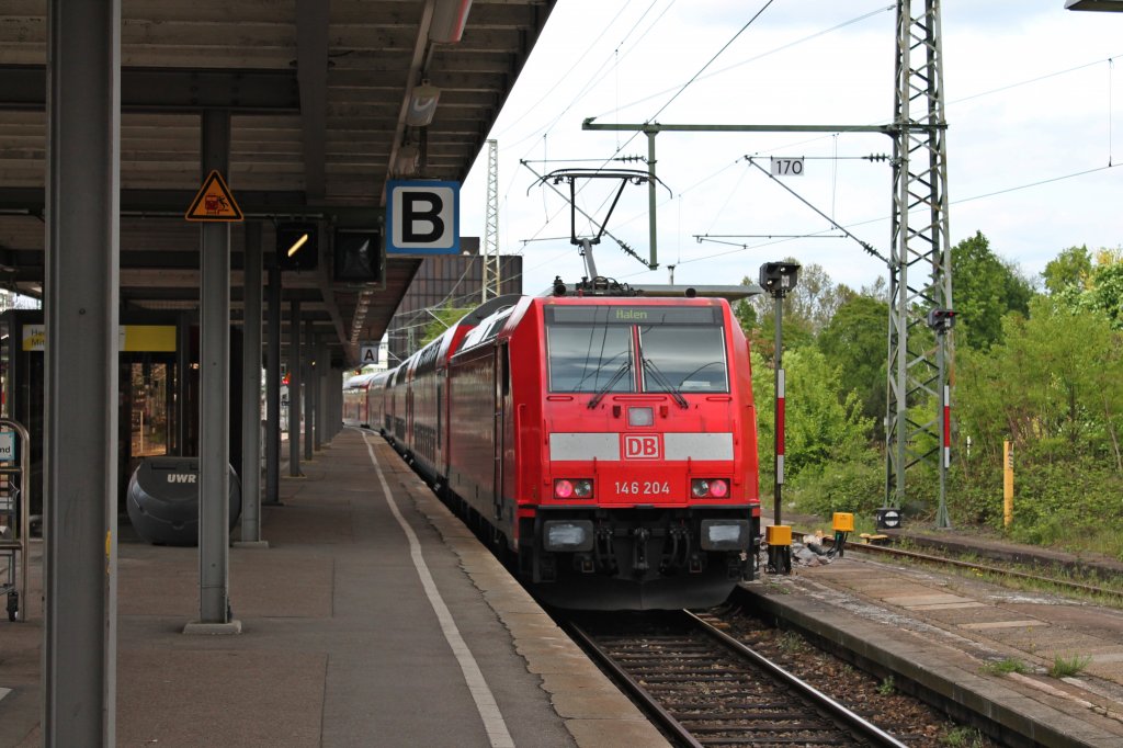 Schublok 146 204 des RE nach Aalen am 10.05.2013 bei der Ausfahrt aus Stuttgart Hbf. Gefhrt wurde der Zug nach Aalen von dem Stw. D-DB 50 80 80-35 348-7.
