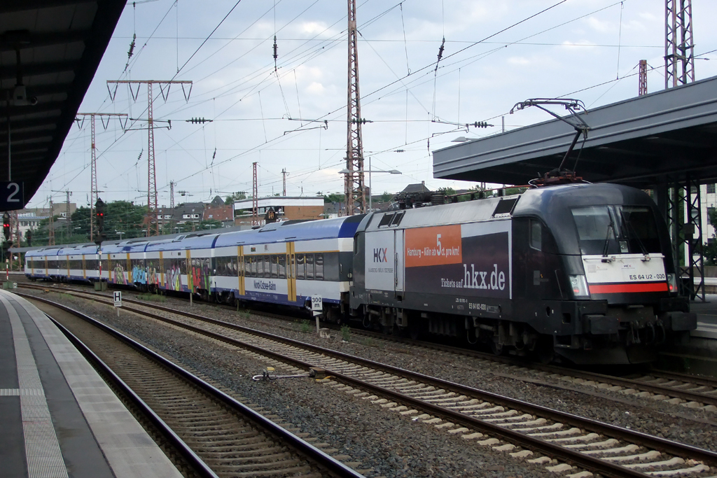Schublok ES 64 U2-030 (182 530-6) mit HKX 1805 bei der Ausfahrt in Essen 4.8.2012