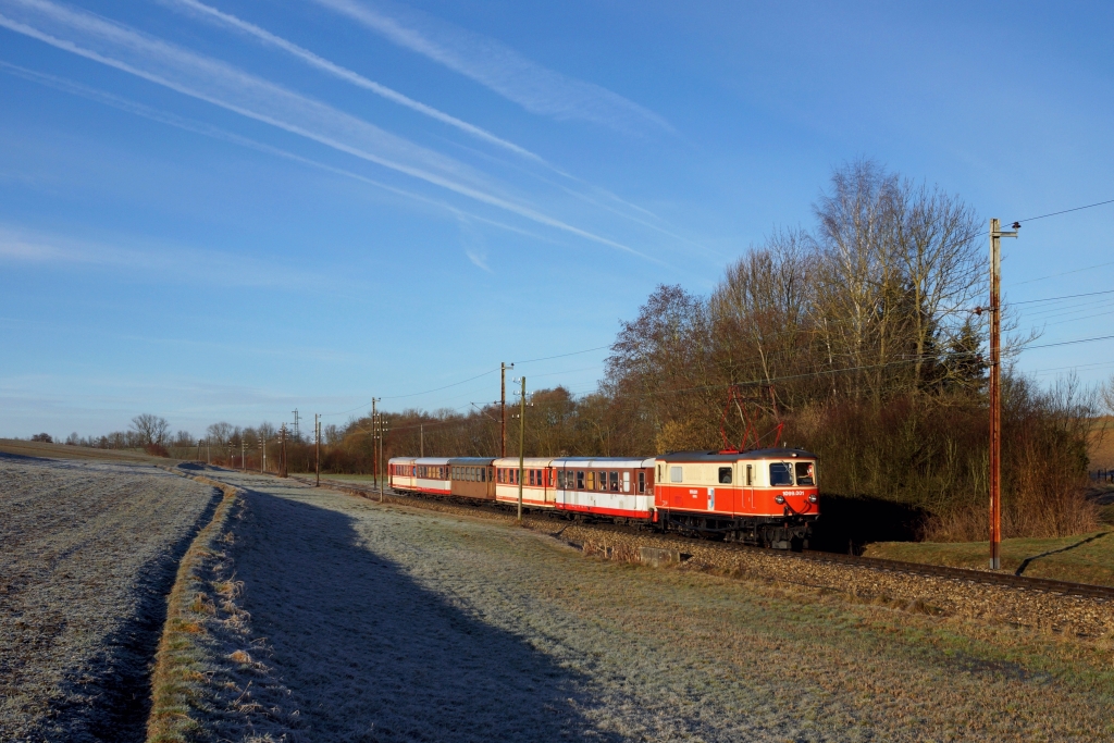 Schlerverkehr im Jahr 2013: 1099.001 mit P 6824 kurz vor St. Plten Alpenbahnhof, 20. Mrz