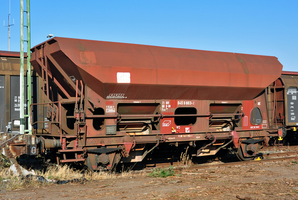 Schttgutwagen 645 9863-2 im Bahnhofsbereich Euskirchen - 07.02.2012
