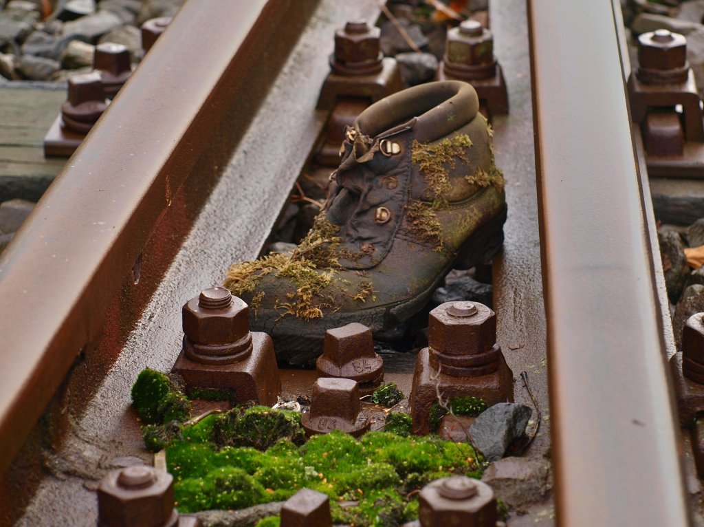 Schuhbild nr.2 : Achtlos weggeschmissener Arbeitsschuh in einem nicht mehr befahrenden Gleis in Aachen West.