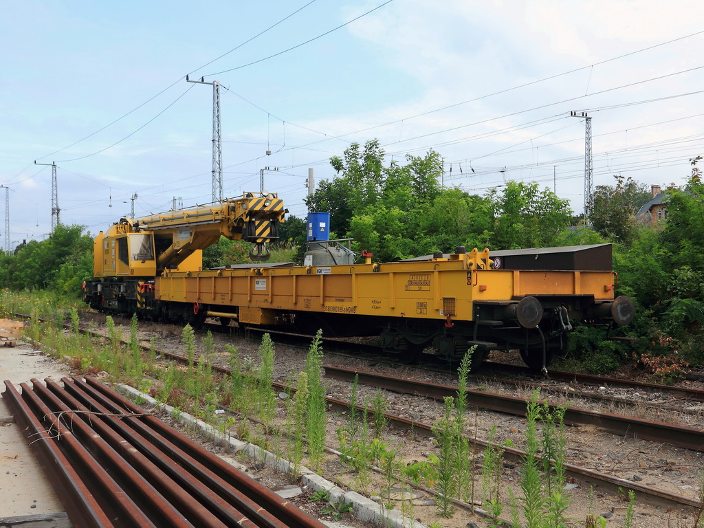 Schutzwagen (37 80 3900 199-5 MGWB) und  Gleisbauschienenkran KRC 810 T (97 82 53 507 19-5)  der Gleisbaufirma MGW GmbH, 10243 Berlin  steht am 10. August 2012 im Gterbahnhof Grnau.