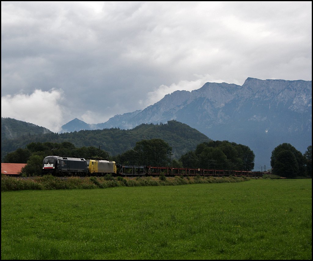Schwarz-gelbe-Teamarbeit: Eine ES64U2 und eine E189er sind von Lokomotion mit dem leeren Autozug nach Mnchen unterwges. (10.08.2009)