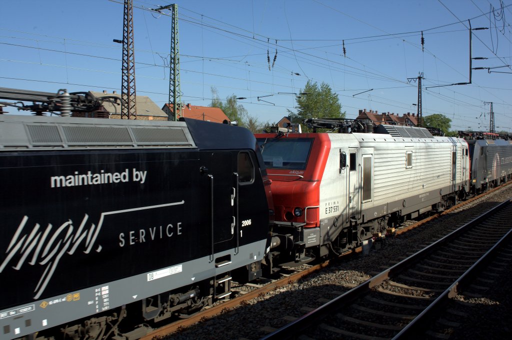 Schwarz-grau-schwarz  , das Interesse des Fotografen  galt  am 28.04.2012 bei einer Vorbeifahrt in Gro�korbetha der E 37 537, gemeint ist nat�rlich  9187 0037531 - 7 (Hersteller Alstrom Prima) , eingereiht in einen Lokzug.
Zeit der Aufnahme: 16:54 Uhr.
