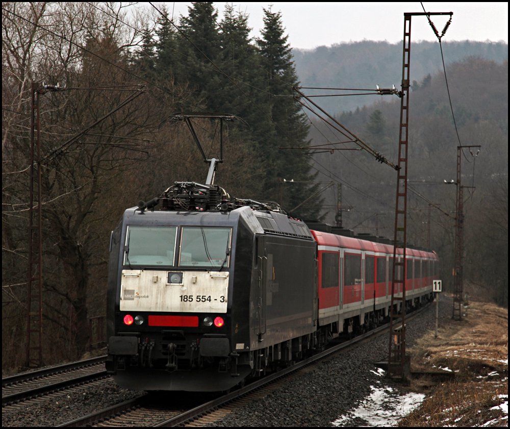 Schwarz-rote Koalition im Regionalverkehr zwischen Frankfurt(Main) und Wrzburg: 185 554 schiebt ihren RE 4607 in Richtung Heigenbrcken. (14.03.2010)