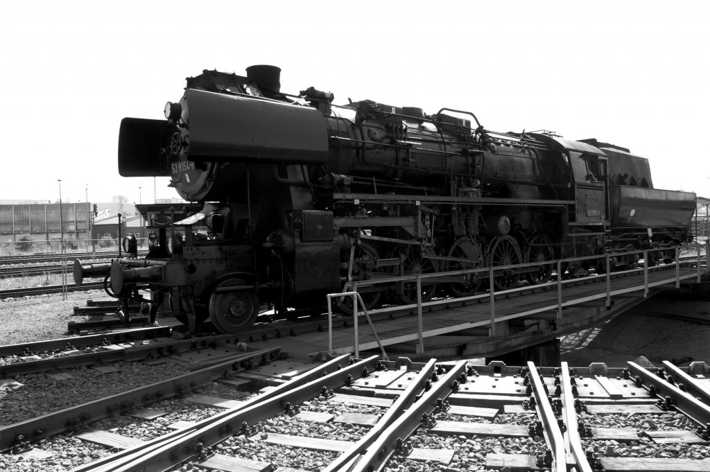 Schwarz-Weiss Impression der Dampflok BR 52 8154-8 in Gera auf der Drehscheibe. Foto 28.04.2012