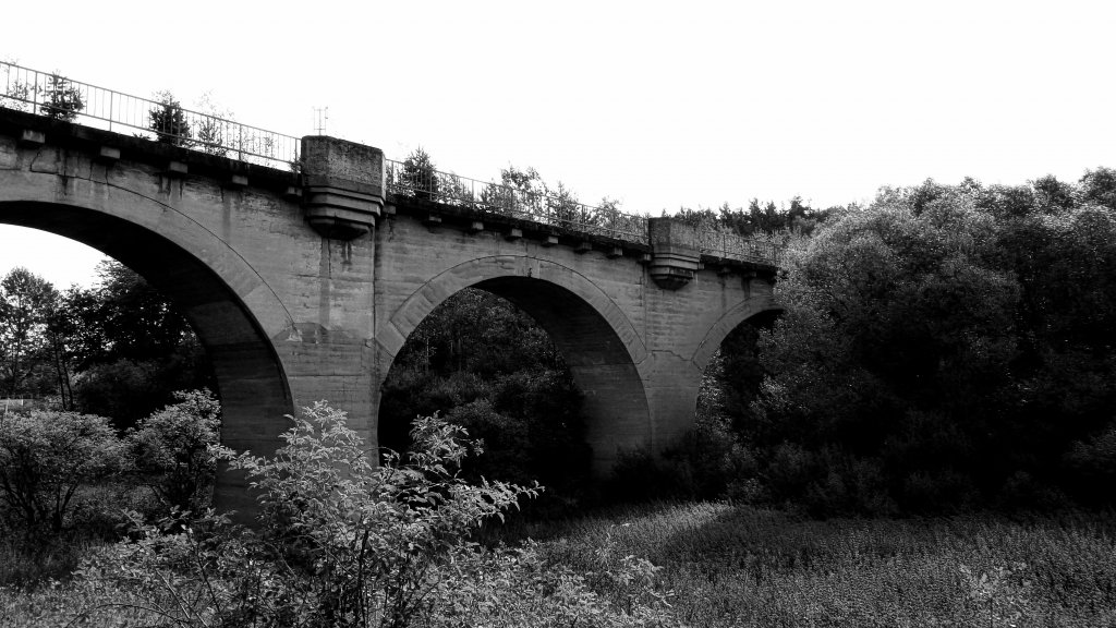 Schwarz-Weiss Impression der Tscherlichbr�cke im Triebestal in Zeulenroda. Foto 21.09.12