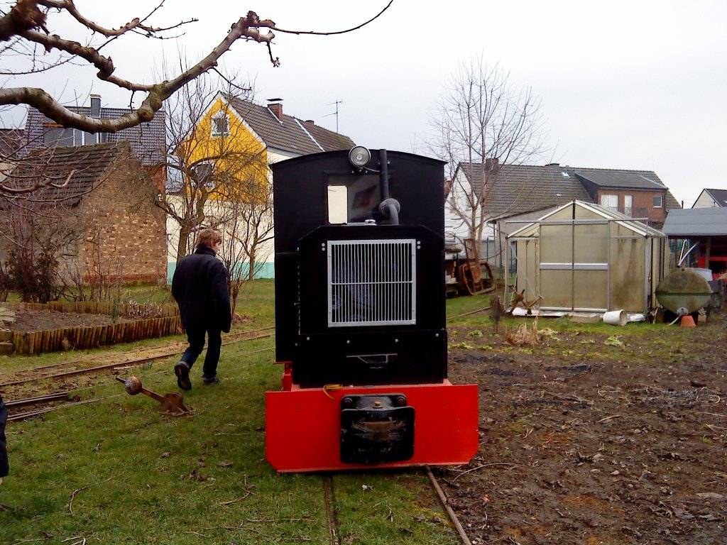Schwarze Feldbahndiesellom von Deutz/O&K in Mondorf in der Nhe von Bonn.
