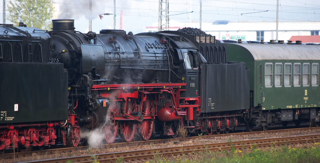 Schwarze Renner im Saarland!

Zweite Lok an diesem 21 September 2011 vor dem Eisenbahn-Romantik Sonderzug war 01 1075. Eigentlich wre es schner gewesen, wenn 01 1075 vorne gelaufen wre, denn 01 0509 war ja schon im Jahre 2010 im Saarland.

Merzig/Saar KBS 685 - 21.09.2011