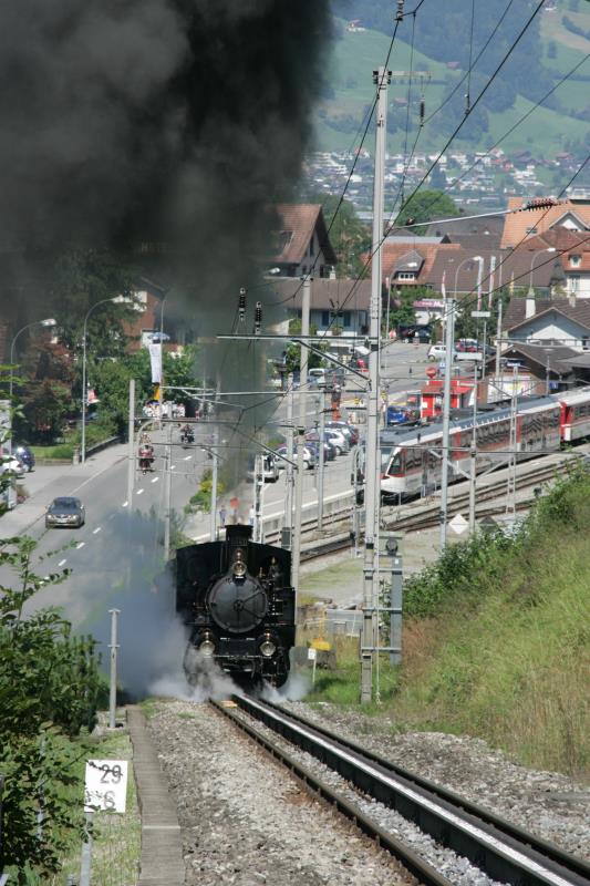 Schwarzer Rauch bis weit in den Sommerhimmel hinein. So sieht es aus wenn eine Zahnraddampflok mit schlecht durchlfteter Feuerbchse sofort in die Steilrampe geht; 22.08.2010