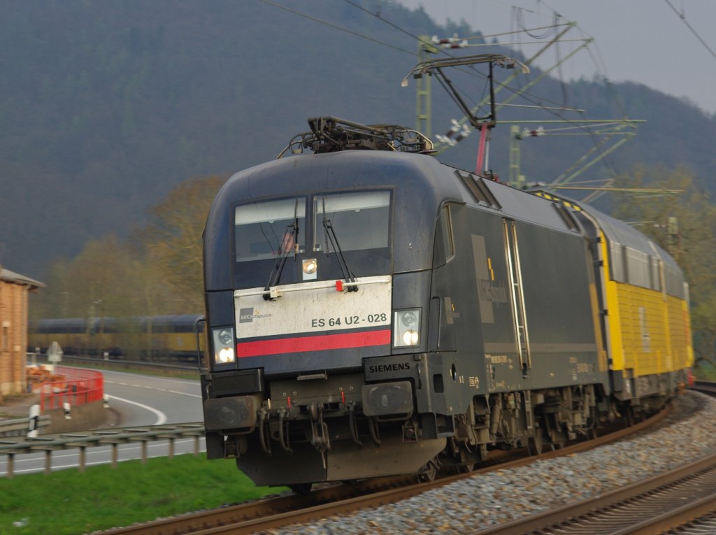 Schwarzer Stier mit gelben Wagen: ES 64 U2-028 mit Autotransportwagen in Fahrtrichtung Sden bei Albungen. Aufgenommen am 16.04.2010.