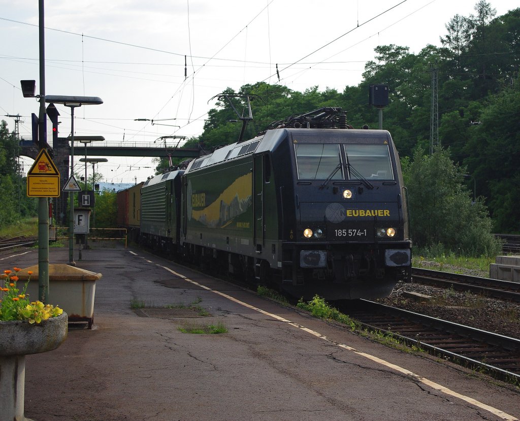 Schwarzes Doppel: 185 574-1 von Neubauer und 189 113-4 ziehen einen Containerzug in Richtung Norden. Aufgenommen am 21.07.2010 in Eichenberg.