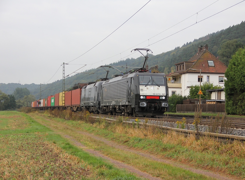 Schwarzes Doppel: 189 157-1 (ES 64 F4-157) mit 182 562-9 (ES 64 U2-062) und Containerzug in Fahrtrichtung Norden. Aufgenommen am 15.09.2012 in Ludwigsau-Friedlos.
