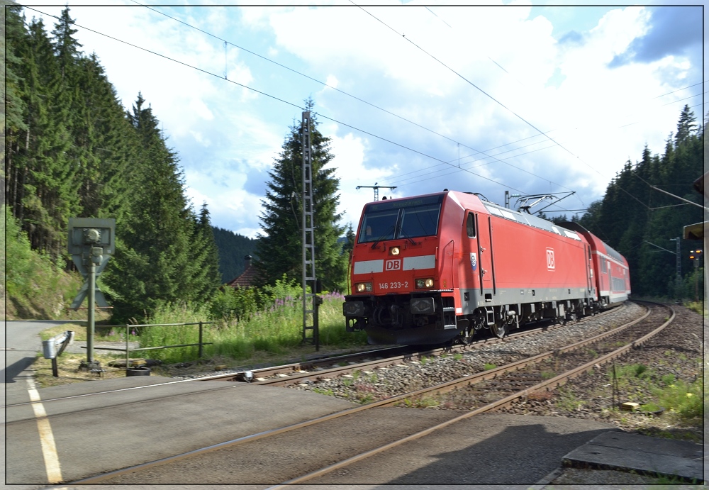 Schwarzwaldidyll. 164 233-2 zieht ihren RE den Schwarzwald hoch in Richtung Konstanz beim Bahnbergang Nussbach. September 2011, Fotostandpunkt hinter der Bahnschranke.