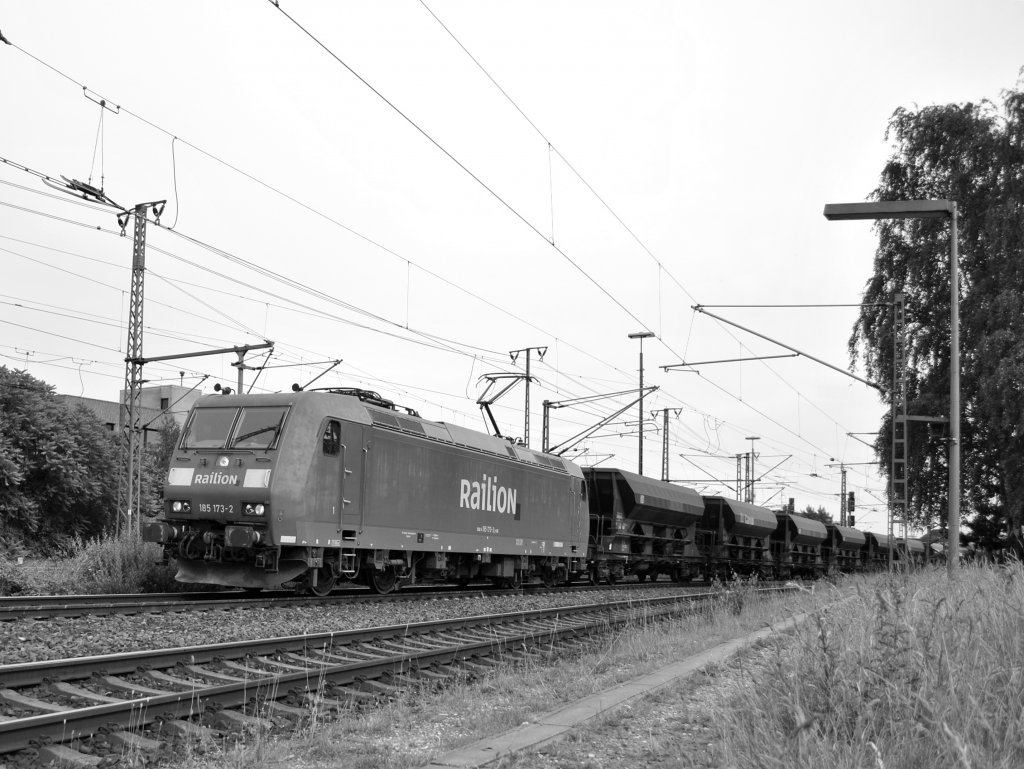 Schwarzweibil der 185 173, am 17.06.2011 in Lehrte.