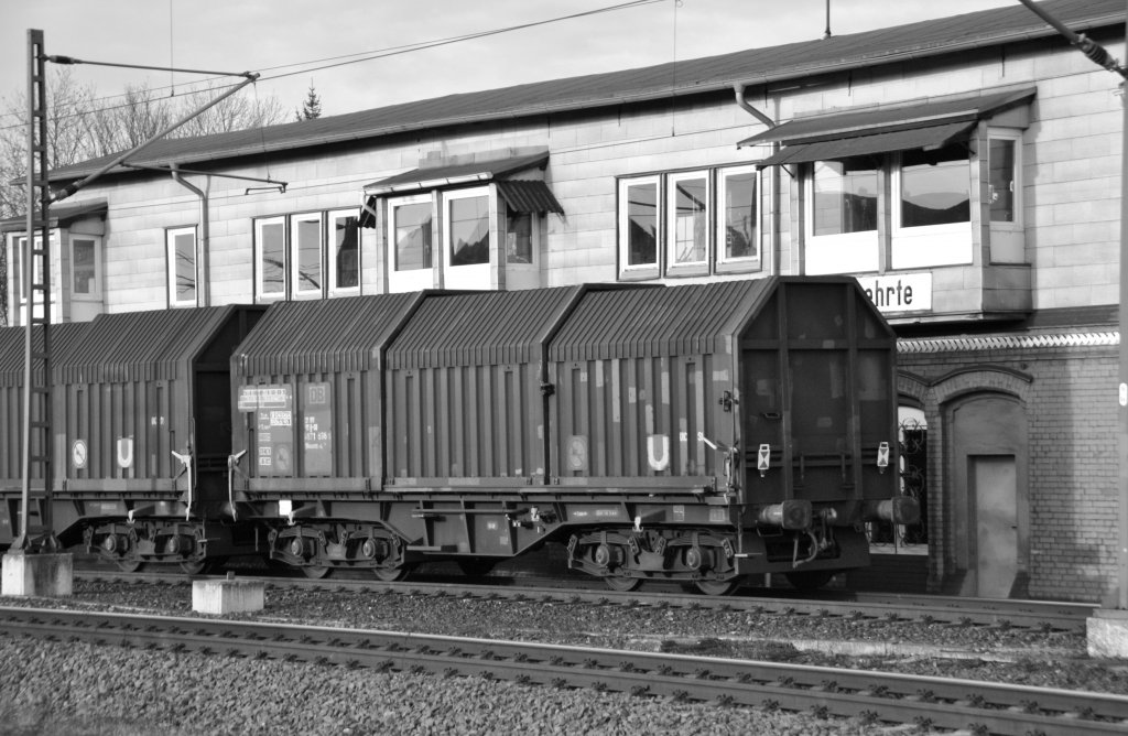 Schwarzweibild eines Siebewandgterwagen in Lehrte am 09.02.2011.
