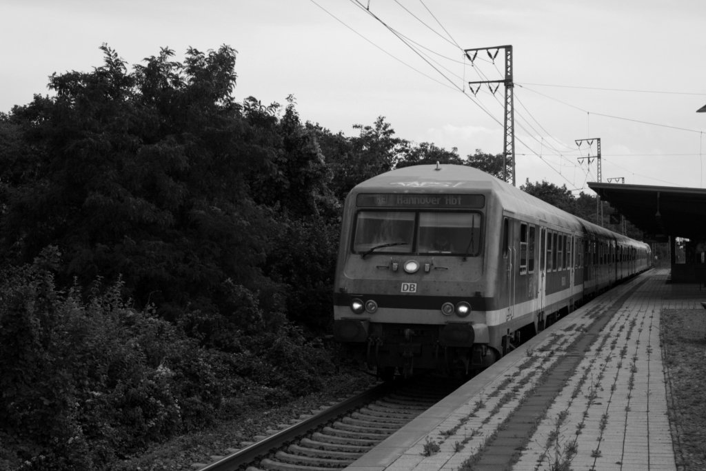 Schwarzwei�bild eines ziemlich ausgeblichen Wittenberger Steuerwagen bei der Durchfahrt durch Hannover(Bismarkszta�e), am 22.08.2011.