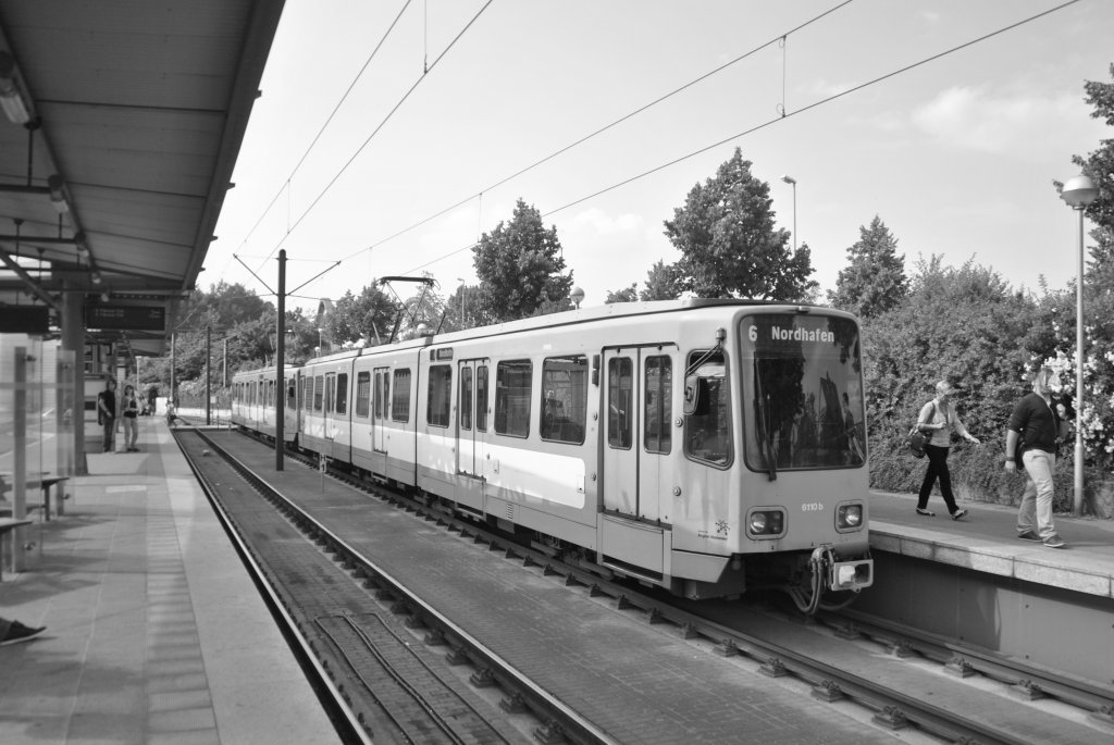 Schwarzweibild von TW 6110 am Endpunkt Nordhafen. Foto vom 14.06.2011.
