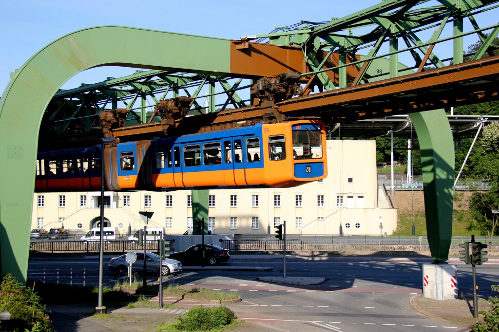 Schwebebahn Gtw 72/28 am Stadion/Zoo in Wuppertal, Juni 2012.