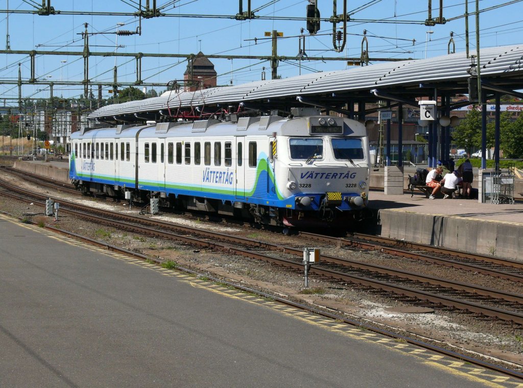 Schweden, Bahnknotenpunkt in Nssj 26. Juli 2008 - 6 Bahnlinien treffen hier zusammen. Triebwagen 3228 mit Ziel Skvde