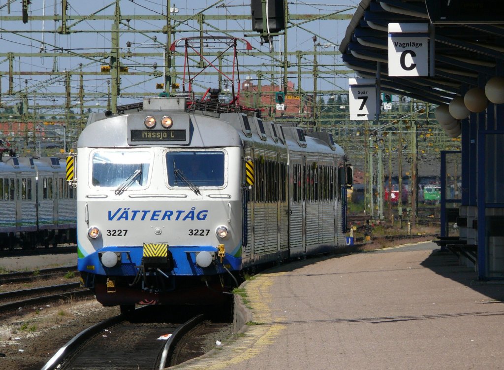 Schweden, Bahnknotenpunkt in Nssj 28. Juli 2008 - Triebwagen 3227