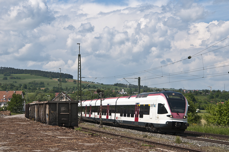 Schweinchenrosa prsentiert sich die Front von 526 657-2 am 29. Mai 2010 in Welschingen-Neuhausen, als der Zug sich als SBB79839	(Engen - Konstanz) in die Kurve legt.