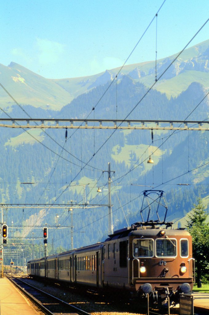 Schweiz, Kanton Bern, Kandersteg, BLS 175 (Re 4/4, heute 425). Scan eines Dias von August 1976.