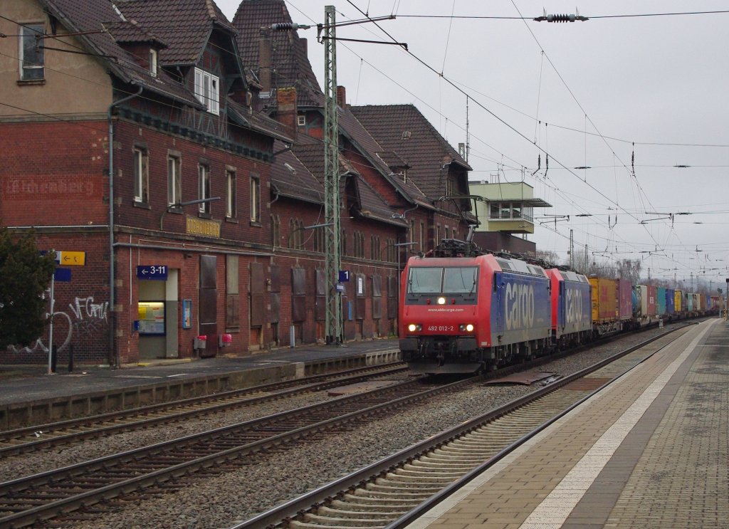 Schweizer Doppel: 482 012-2 und eine weitere der gleichen Baureihe bespannten am 23.01.2011 diesen Containerzug in Richtung Sden. Wobei die zweite Lok nur als Wagenlok mitluft. Aufgenommen in Eichenberg.