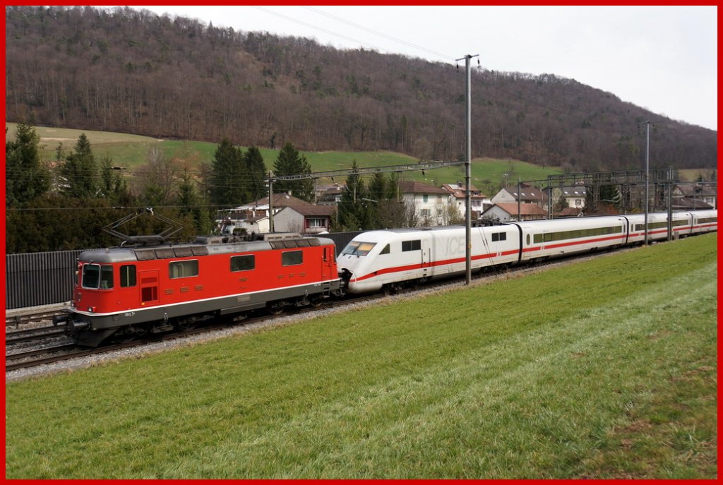 Schweizer Nachbarschaftshilfe !  Die Re 4/4 II 11148 zieht hier bei Tecknau-Baselbiet mal etwas Aussergewhliches, einen ICE 1, in Richtung Basel. 17.3.2012